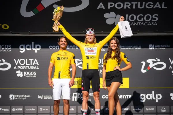 Julius Johansen (UAE) al ganar el prólogo inaugural y la malla amarilla de la primera etapa de la Volta a Portugal 2026