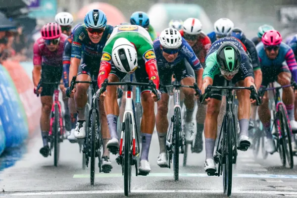 Jonathan Milan (Lidl-Trek) y Olav Kooij (Decathlon) en la etapa 1 del Renewi Tour 2026