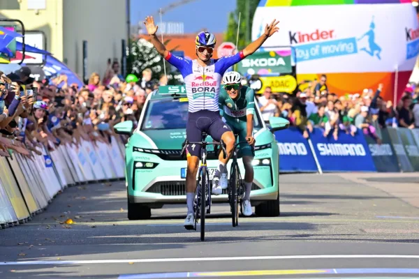 Giulio Pellizzari (Red Bull) gana la etapa 3 del Tour de Alemania 2026 (Cor Vos)