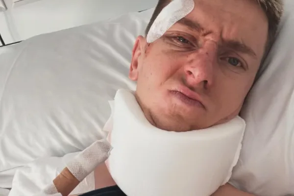 Tadej Pogacar tras su accidente en La Vuelta a España 2026