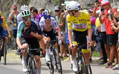 Tadej Pogacar (UAE) mira a Nicolas Prodhomme (Decathlon) en la etapa 20 del Tour de France 2026