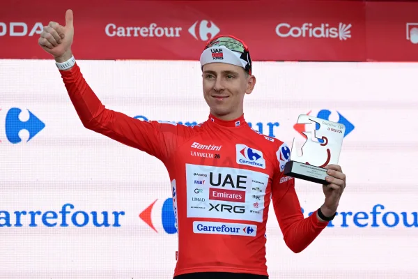 Tadej Pogacar (UAE) con la malla roja de líder en la etapa 1 de la Vuelta a España 2026