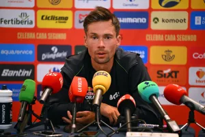 Roglic revela el sufrimiento tras su accidente antes de La Vuelta: “No podía ponerme las medias”