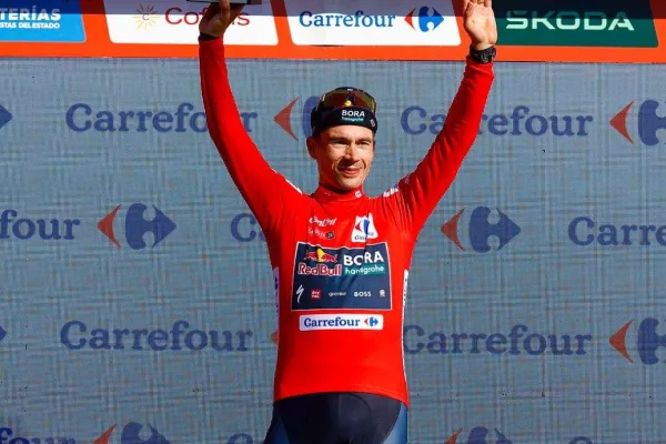 Primoz Roglic (Red Bull) con la malla roja en La Vuelta 2024