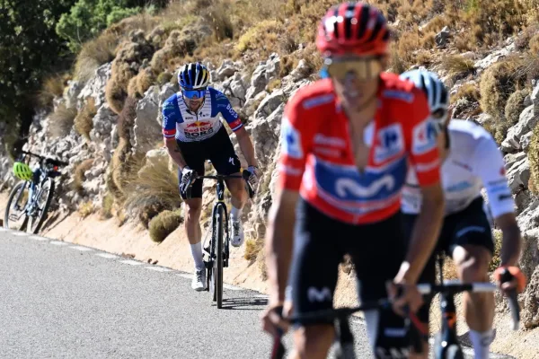 Primoz Roglic (Red Bull) persiguiendo a Enric Mas (Movistar) y Oscar Onley (Netcompany INEOS) en la etapa 9 de La Vuelta a España 2026