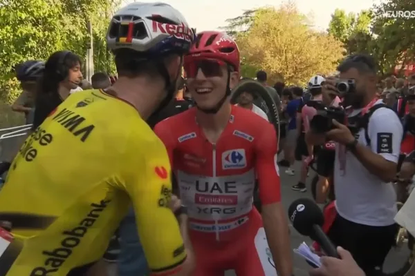 Wout van Aert (Visma) y Tadej Pogacar (UAE) en el final de la etapa 2 de la Vuelta a España 2026