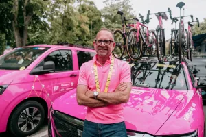 Jonathan Vaughters explota tras la muerte de Tarling: “Estoy cansado de que la UCI cambie cosas ridículas y no cuide las rutas”