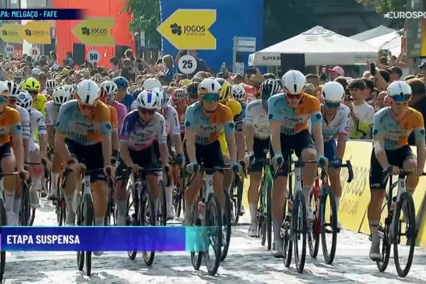 Los ciclistas de NSN, compañeros de equipo de Finlay Tarling, llegaron al frente en la meta, tras la suspensión de la etapa