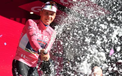 Remco Evenepoel se viste con la malla rosa en el Giro d´Italia 2023