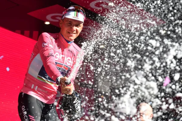 Remco Evenepoel se viste con la malla rosa en el Giro d´Italia 2023