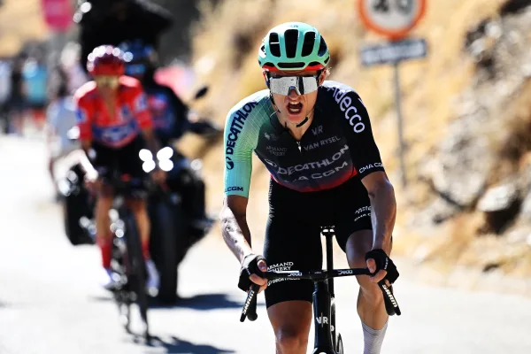 Felix Gall (Decathlon CMA CGM) en la etapa 20 de La Vuelta a España al atacar a Enric Mas