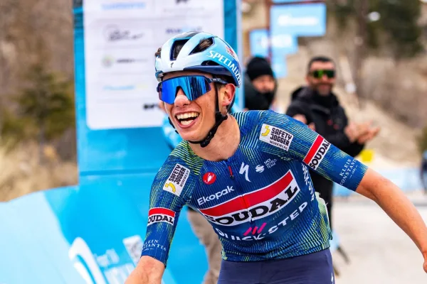 Henrique Bravo (Soudal Quick-Step) al ganar etapa en el Tour de Antalaya 2026
