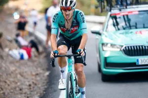 El EF de Carapaz no puede competir contra XDS Astana para fichar a uno de los mejores españoles de La Vuelta