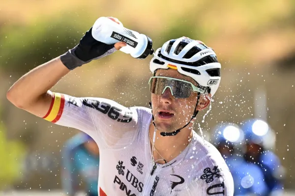 Marcel Camrpubí (Pinraello-Q36.5) tirandose agua en La Vuelta a España 2026