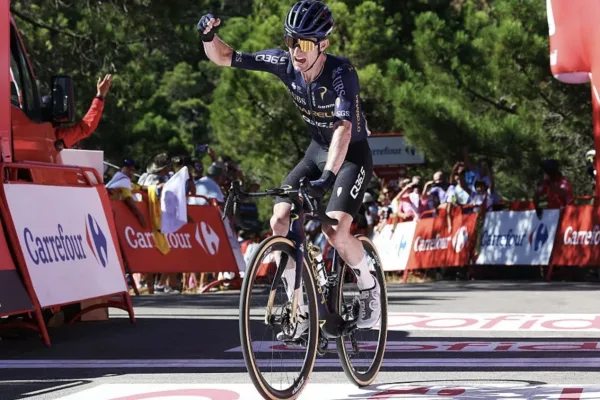 Eddie Dumbar (Pinarello Q36.5) gana la etapa 19 de La Vuelta 2026
