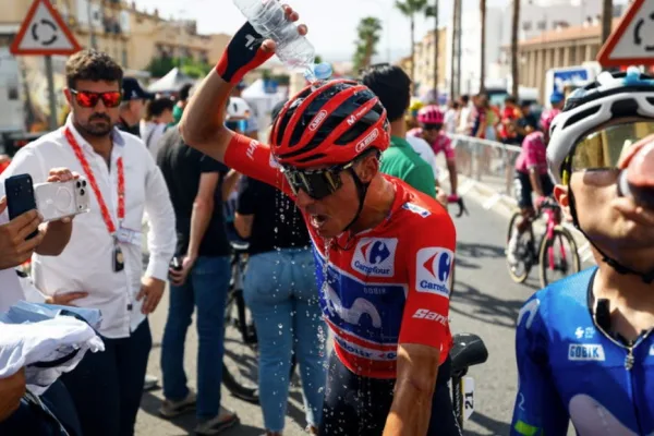 Enric Mas (Movistar) sufre el calor en el pelotón en La Vuelta 2026