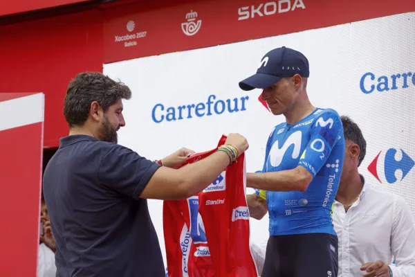 Enric Mas con la malla roja en La Vuelta 2026