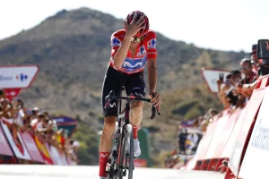 Diferencias entre favoritos de La Vuelta: Mas es virtual campeón, Roglic en peligro y batacazo de Kuss