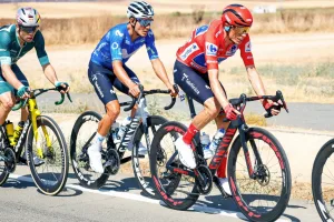 Diferencias entre favoritos de La Vuelta: Mas sortea el inicio de su semana crucial sin dificultades