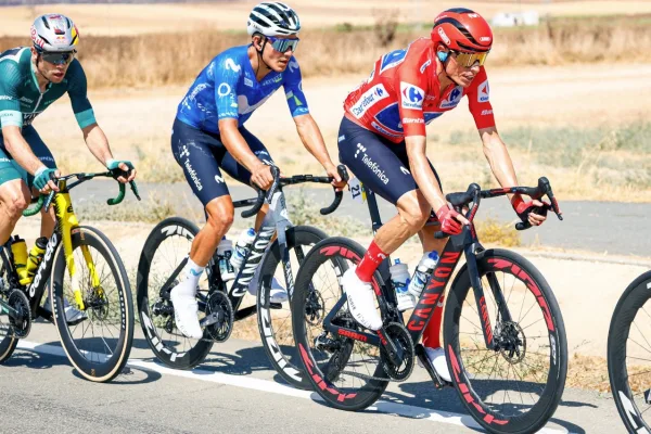 Enric Mas (Movistar) y Wout van Aert (Visma)
