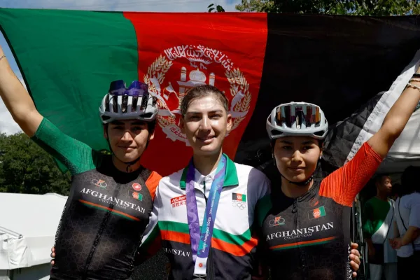 Fariba Hashimi (Afganistán) con la medalla de plata en los Juegos Asíaticos 2026