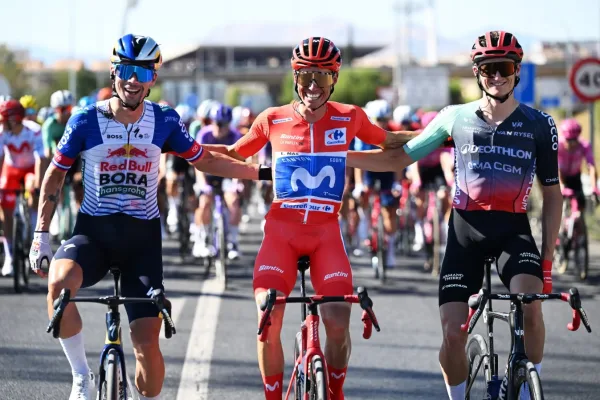 Enric Mas (Movistar), Primoz Roglic (Red Bull-Bora) y Felix Gall (Decathlon), el podio final de La Vuelta a España 2026