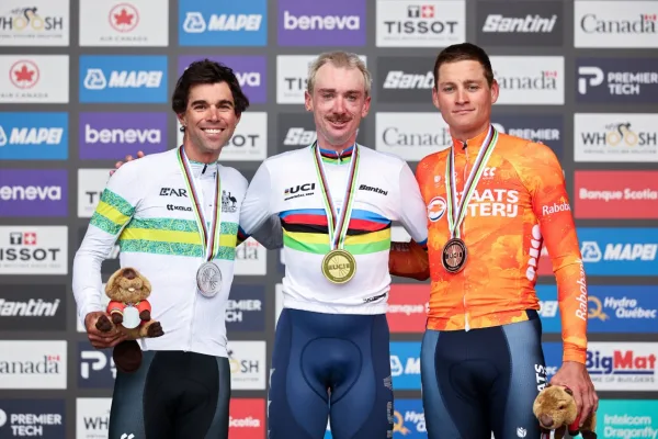 Brandon McNulty (Estados Unidos), Michael Matthews (Australia), y Mathieu van der Poel (Países Bajos), el podio del Mundial de Montreal 2026