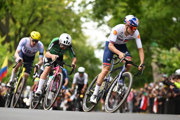 Tom Pidcock (Gran Bretraña), Ben Healy (Irlanda) y Matteo Jorgenson (Estados Unidos) en el Mundial de Montreal 2026