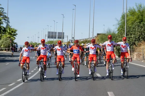 El equipo Movistar se saca la foto protocolar en la etapa 21 tras el triunfo de Enric Mas