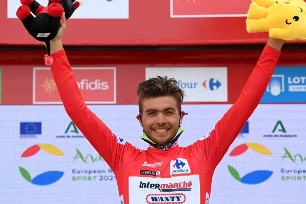 Odd Christian Eiking (Intermarché) con la malla roja en La Vuelta 2021