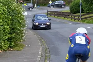 Otro coche entra en sentido contrario en una carrera: indignación a 3 semanas de la muerte de Tarling
