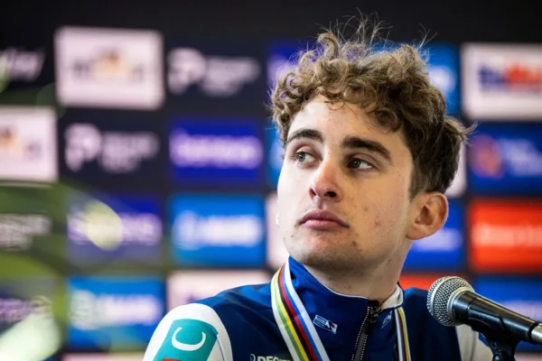 Paul Seixas (Francia) en la conferencia de prensa previa al Mundial de Montreal 2026 (AFP)