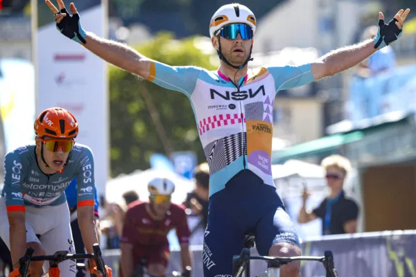 Riley Sheehan al ganar la primera etapa del Tour de República Checa 2026