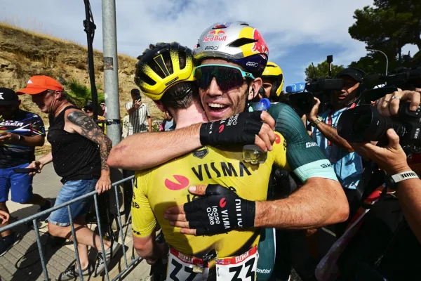 Wout van Aert y Matthew Brennan (Visma - Lease a Bike) tras la etapa 13 de La Vuelta a España 2026