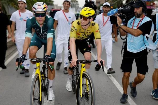 Matthew Brennan y Wout van Aert (Visma - Lease a Bike) en La Vuelta a España 2026