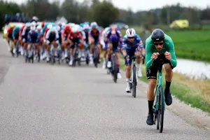 La UCI celebra: se retira el ciclista más sancionado por excentricidades técnicas