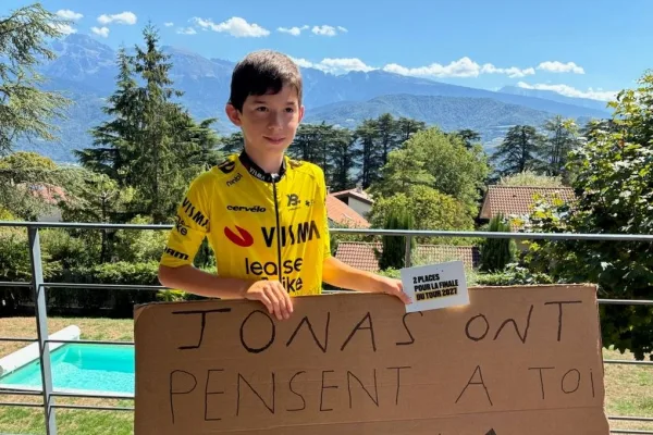 Adam vistiendo la camiseta de Visma - Lease a Bike