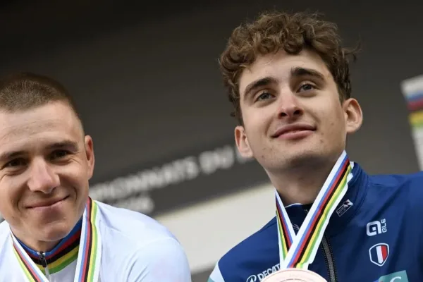 Remco Evenepoel y Paul Seixas en el podio del Mundial de Contrarreloj de Montreal 2026