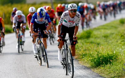Isaac del Toro (UAE) ataca a 18 km de meta en Gran Piemonte 2026