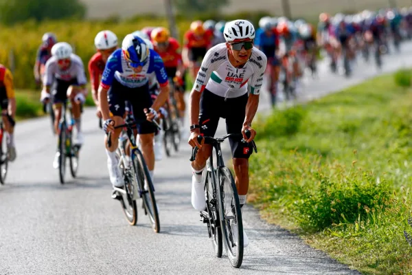 Isaac del Toro (UAE) ataca a 18 km de meta en Gran Piemonte 2026