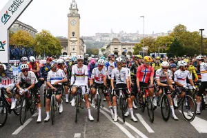 Un grupo de Whatsapp y mensajes en secreto: Cómo se gestó la protesta de los ciclistas contra la UCI y los organizadores