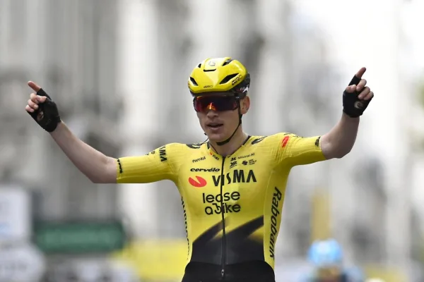 Per Strand Hagenes (Visma - Lease a Bike) gana París-Tours 2026