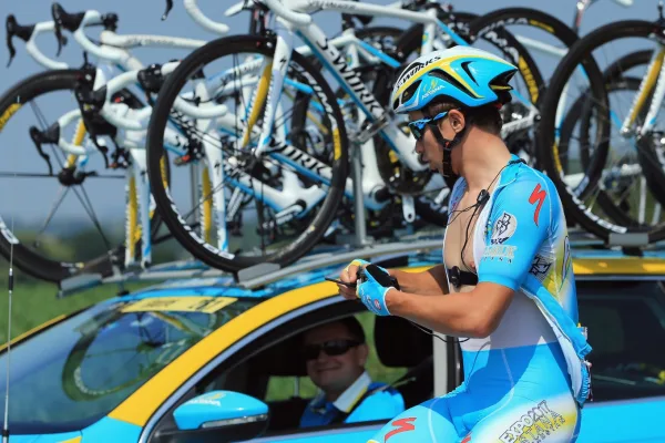 Ciclista de Astana colocandose la radio
