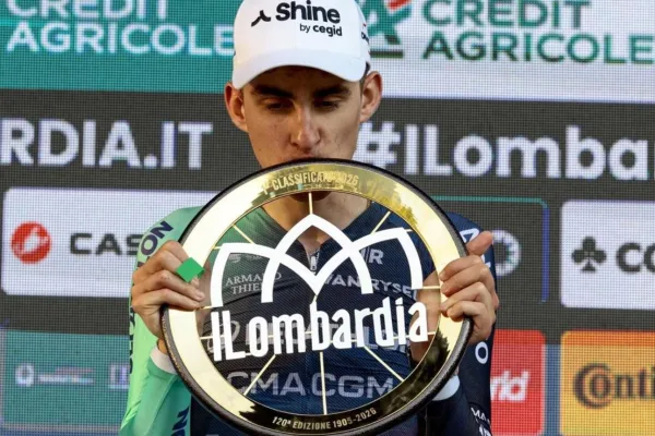 Paul Seixas (Decathlon CMA CGM) con el trofeo de Il Lombardia 2026
